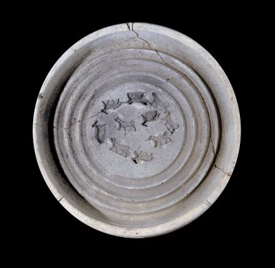 メソポタミア：動物のテラコッタ製カップ。紀元前1750年。マリ王ジムリムリム宮殿の王室用食器より。パリ、ルーブル美術館 作： Mesopotamian