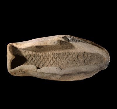 メソポタミー：魚の形をしたテラコッタの型。紀元前1800年頃。マリ王ジムリリム宮殿の王室用食器より。パリ、ルーブル美術館 作： Mesopotamian