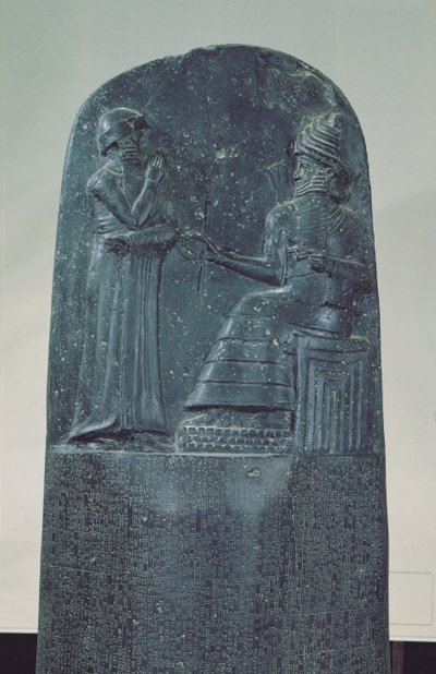 彼の有名な法典、旧バビロニア時代、1760 BC（玄武岩）で彼の法律をハンムラビ王に命じた太陽神シャマシュのレリーフフィギュア 作： Mesopotamian