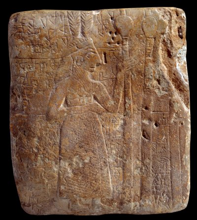 メソポタミア。アートシュメール：羽毛を持つキャラクター（紀元前2700年頃）ステロ古代ギルソウアルカイックシュメール時代-石灰岩。パリ、ルーヴル美術館（Musee Du Louvre 作： Mesopotamian Mesopotamian