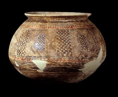 オリエンタルアート。メソポタミアまたはシリア北部のハラフ（テラコッタ、紀元前4500年頃）様式の幾何学的な装飾を施した花瓶。パリ、ルーヴル美術館 作： Mesopotamian Mesopotamian