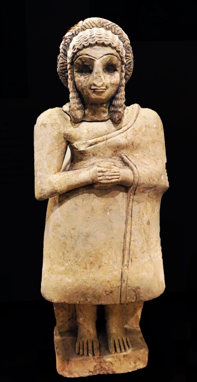 簡素な衣装を着た女性崇拝者の像、クファジャ、メソポタミア、前2650～2550年頃（石膏 作： Mesopotamian Mesopotamian