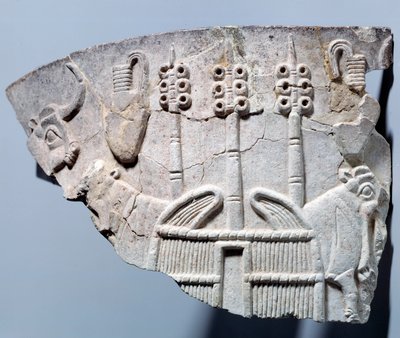 メソポタミア地方：ウルク様式で彫られた花瓶の破片に描かれた安定した場面のレリーフ。シュメール地方。紀元前3300年パリ、ルーブル美術館 作： Mesopotamian School