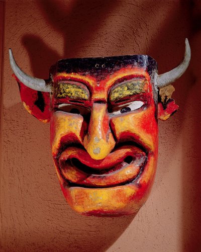 メキシコのゲレーロ地方のパストレラで使用された悪魔のマスク（塗装済み木材） 作： Mexican School