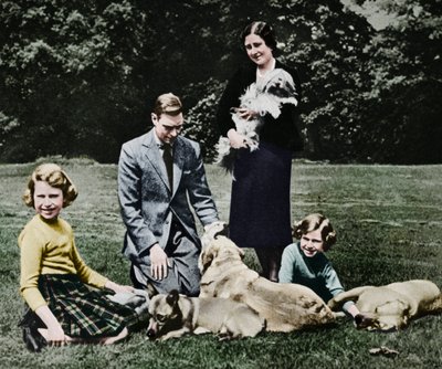 犬の愛好家の幸せなグループとしての王室、1937 作： Michael Chance