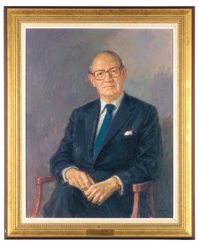 暗いスーツを着て座っているアルディントン卿の肖像画 作： Michael Noakes