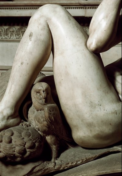 昼と夜のアレゴリー：夜のディテール。ジュリアーノ・デ・メディチの霊廟。大理石の彫刻 作： Michelangelo Buonarroti