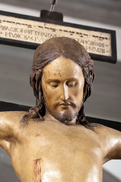 聖霊の十字架、1493年頃、ミケランジェロ（1475-1564）作、詳細、多色木彫、フィレンツェのサント・スピリト聖堂の聖具室 - 十字架。ミケランジェロ・ブオナローティ（Michelangelo Buonarroti dit Michel Ange）によるルネッサンス期の彫刻（ミケランジェロまたはミケーラ 作： Michelangelo Buonarroti