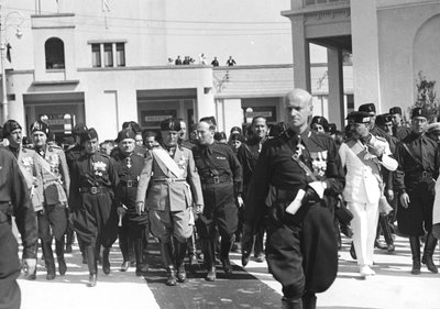 1934年6月9日、バーリで開催された第5回レバンテ・フェスティバルのオープニングに登場したムッソリーニ（モノクロ写真）。 作： Michele Ficarelli