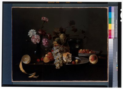 石板の上の花、果物、ラムネグラスのある静物画 作： Michiel Simons
