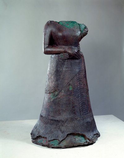 エラム文明：エラム語の碑文を持つ女王ナピル・アスのブロンズ像。紀元前1250年。イランのスーサ遺跡から。日 1,29x0,73 m パリ、ルーヴル美術館 作： Middle Elamite Period