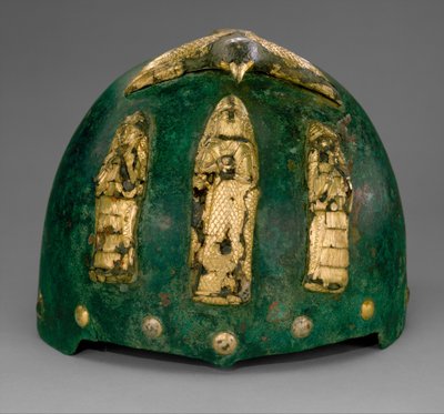 翼を広げた鳥の下に神像を配した兜 紀元前1500～1100年頃（ブロンズ、アスファルトの上に金箔を貼ったもの 作： Middle Elamite Period