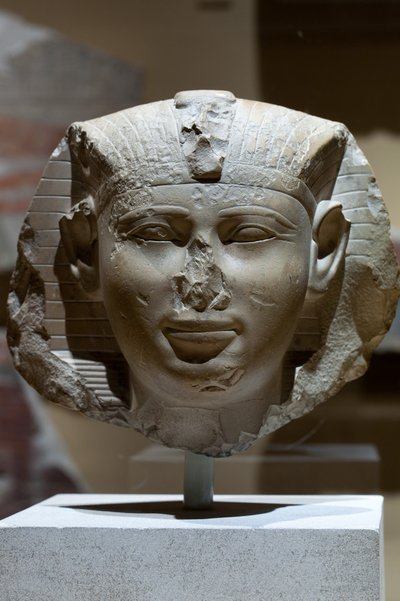 王の頭、おそらくSeankhkare Mentuhotep III、2000年から1988年頃BC（石灰岩） 作： Middle Kingdom Egyptian