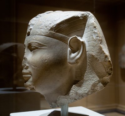 王の頭、おそらくSeankhkare Mentuhotep III、2000年から1988年頃BC（石灰岩） 作： Middle Kingdom Egyptian