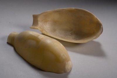 アヒル（アラバスター）の形の2つの部分の船（249012-13＆249015も参照） 作： Middle Kingdom Egyptian
