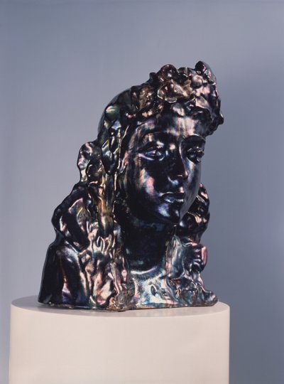 花輪のある少女の頭、1890年代初頭 作： Mikhail Aleksandrovich Vrubel
