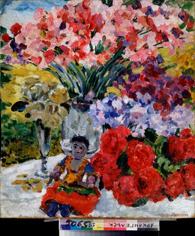 花と人形 - ミハイル・ニコラエヴィッチ・ヤコブレフ (1880-1942) 作、キャンバスに油彩 作： Mikhail Nikolayevich Yakovlev