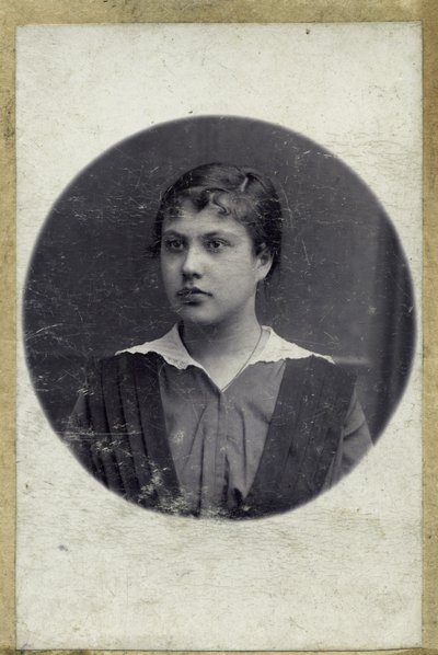 少女のヴィンテージ・ポートレート。撮影は1914年頃。 作： 