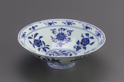 円錐形の側面と葉状の縁を持つボウル、江西省景徳鎮、1426-35（透明な無色の釉薬の下にコバルト顔料を含む磁器） 作： Ming Dynasty Chinese School