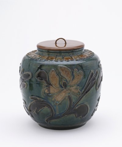 ラッカー蓋付きのポリクロームジャー（セラミックおよびラッカー仕上げの木材） 作： Ming Dynasty Chinese School