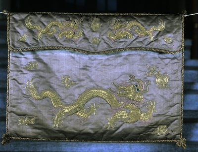 龍を描いた金のモチーフの絹織物、明時代（1368～1644年）。 作： Ming Dynasty Chinese School