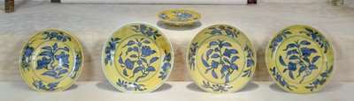 下釉青に塗られた黄色の挽き物、明代（セラミック） 作： Ming Dynasty Chinese School