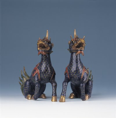 座った麒麟（七宝焼エナメルと金銅）のペア 作： Ming Dynasty   Wanli Period Chinese School