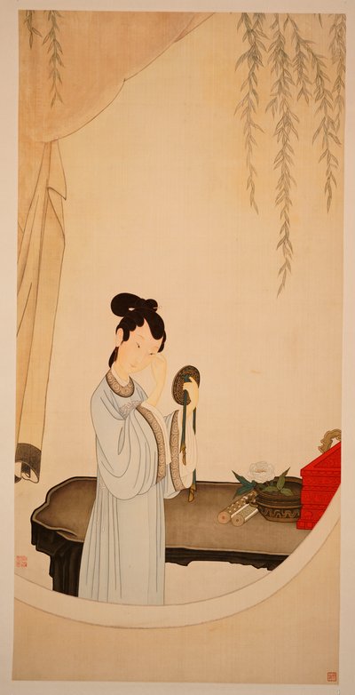 鏡を見つめる女性（巻物、インク、色を絹に掛ける） 作： Ming Yu