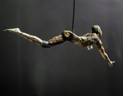 アクロバット（別名：ブルリーパー）、象牙の置物、紀元前1700～1400年 作： Minoan
