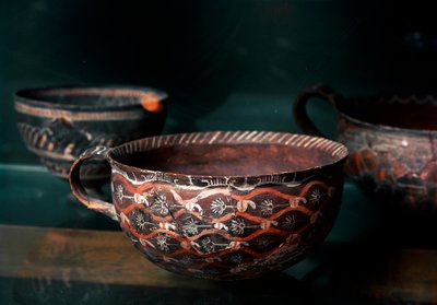 ミノア美術：クノッソスから出土したカマレス（クレタ島）時代のプロトパルパラリー（紀元前2100年から1650年）の陶製カップ。エラクリオン、考古学博物館 作： Minoan
