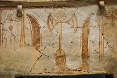 奉献の角で飾られたミノアの胸の幼虫 作： Minoan