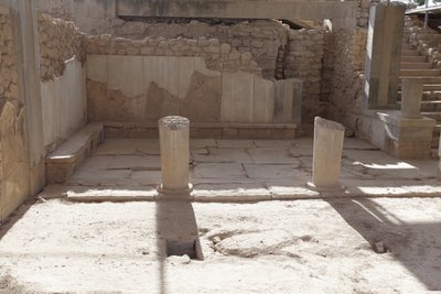 ミノア時代のファイストスの考古学的遺跡、王妃のメガロン（王妃の居室）。ファイストスの王室の部屋」の最南端。床には石膏が敷かれ、その間を赤い漆喰が埋めていた。石膏は床にも使われていた。 作： Minoan
