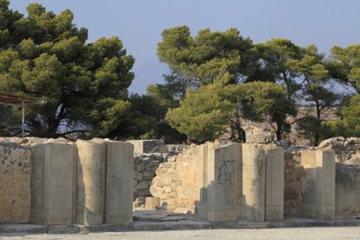 ミノア時代のファイストスの考古遺跡。中央中庭に面した北翼のゲートウェイ。北翼には「王家の間」があったと考えられており、宮殿の中で最も重要な翼である。王家の間」の複合体に通じるゲートウェイ 作： Minoan