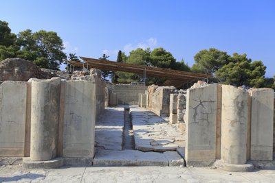 ミノア時代のファイストスの考古遺跡。中央中庭に面した北翼のゲートウェイ。北翼には「王家の間」があったと考えられており、宮殿の中で最も重要な翼である。王家の間」の複合体に通じるゲートウェイ 作： Minoan