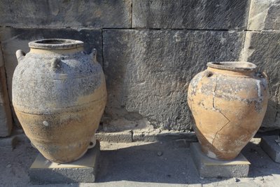 ミノア時代のファイストスの考古遺跡。中央宮廷のそばで発見された大きなピトイ（貯蔵瓶）。クレタ島 作： Minoan