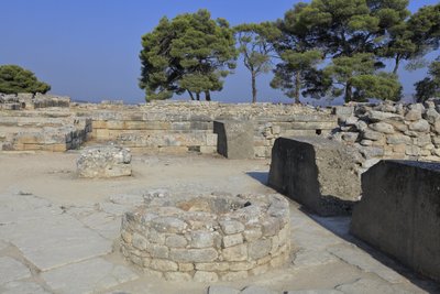 ミノア時代のファイストスの考古遺跡。北東コンプレックスの一部。旧宮殿に直接隣接する4つの部屋からなる複合施設。これらの部屋には、貴重な祭祀用の容器が保管されていた。有名な「ファイストスの円盤」にはヒエログリフが書かれている。 作： Minoan