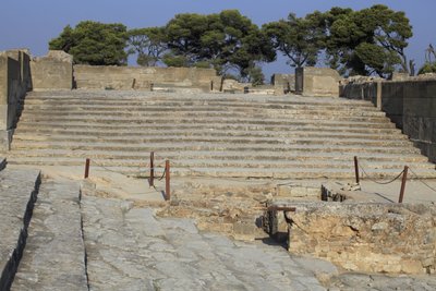 ミノア時代のファイストスの考古学的遺跡。西宮から始まる階段は、新しい宮殿の最も印象的な入り口であるプロピュライアへと続き、宗教的なイベントや結婚式に使用された劇場エリアの客席を形成していた階段です。 作： Minoan