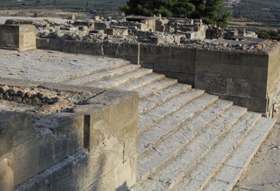 ミノア時代のファイストスの遺跡。西宮からプロピュライアに続く階段。プロピュライアは新しい宮殿の主要な、そして最も印象的な入り口である（紀元前1700-1450年）。クレタ島のファイストス。 作： Minoan