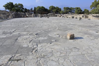 ミノア時代のファイストスの遺跡。ミノアの宮殿の基本的な建築要素である中庭。この中庭を中心に各翼が配置されている。この中庭は、古い宮殿の時代（紀元前1900〜1700年）に作られた。また 作： Minoan