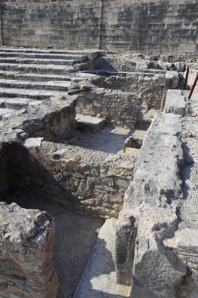 ミノア時代のファイストスの遺跡。三部構成の神殿。宮殿の前にあるこの複合室は、小さな祠であった。クレタ島のファイストス。 作： Minoan