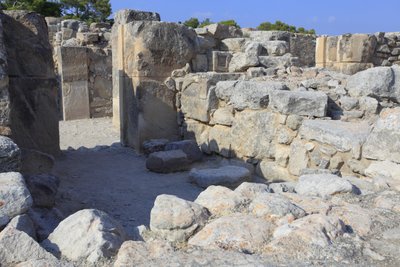 ミノアの遺跡ファイストス。西側の雑誌。宮殿の貯蔵庫の大規模な複合施設。宮殿の荷物を保管していた11の貯蔵庫の一部を見る（紀元前1900年〜1700年）ファイストス、クレタ島。 作： Minoan