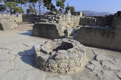 ミノア時代のファイストスの遺跡。北東のコンプレックスの一部。旧宮殿に直接隣接した4つの部屋からなる複合施設。これらの部屋には、貴重な祭祀用の容器が保管されていた。有名な「ファイストスの円盤」にはヒエログリフが書かれていた。 作： Minoan