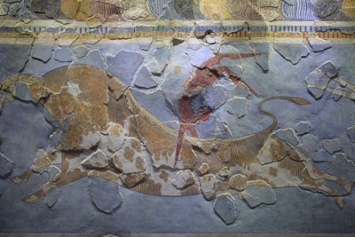 ミノアのアート。牡牛跳び」のフレソ。このスポーツがどのように行われていたかを描いた雄牛跳びのシーン。フレスコ画はクノッソスの宮殿の東側で発見された 作： Minoan