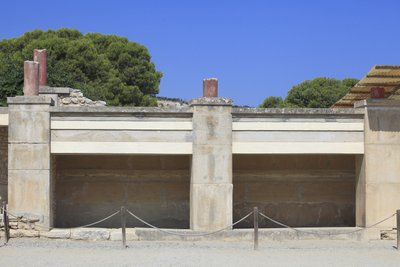 ミノア人の遺跡、クノッソス。A.エヴァンズが「三部構成の祠」と呼んだ西翼のアエラ。祠の中からは粘土板や粘土製の印章などの宗教的なものが多数発見されており、祠のアーカイブと関連があると思われる。クノッソス、クレタ島。 作： Minoan