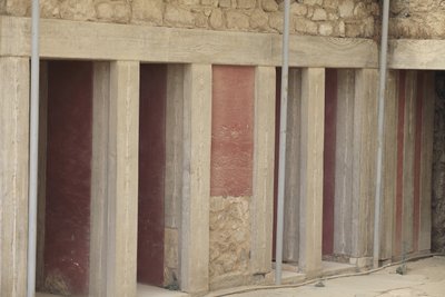 ミノア人の考古学的遺跡クノッソス。三つ子の祠」の隣にある西翼。床に沈んだ2つの大きな長方形の貯蔵庫がある部屋。粘土製の壷や貴重な品々が収められており、その中には有名な「蛇」の像もあった。 作： Minoan