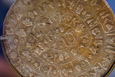 ファイストスディスク。 らせん状に配置された象徴記号 (A 側)、紀元前 17 世紀初頭 作： Minoan