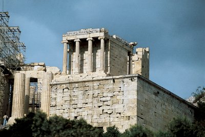 紀元前5世紀、ムネシクルスとカリクラテスによって設計されたアテナ・ニケの神殿（ギリシャ・アクロポリス）（写真 作： Mnesikles Mnesikles