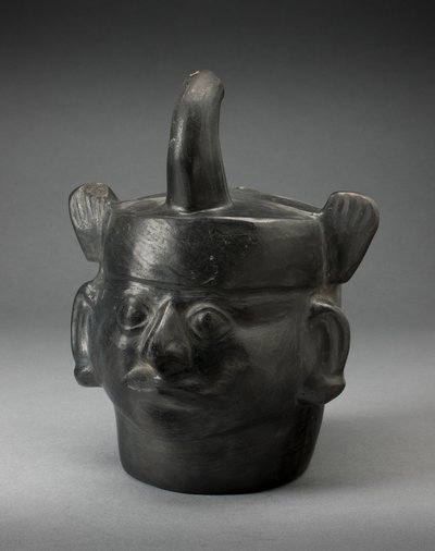 ネコの頭飾りをつけた定規の形をした肖像の器 作： Moche