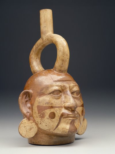 人間の頭の形をした鐙（あぶみ）型注口容器 紀元前450～550年頃（陶製 作： Moche Moche