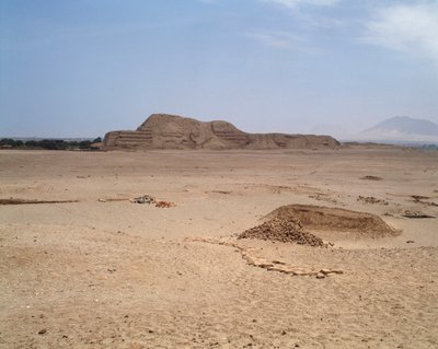 モチカンのレンガ造りの神殿を見る（1983年・撮影 作： Moche Moche